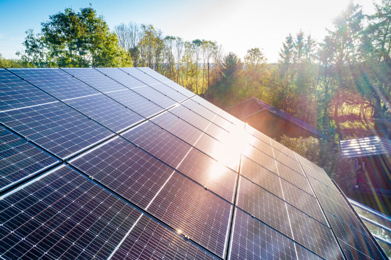 Solaranlage die von der Sonne angestrahlt wird an einem sonnigen Tag.