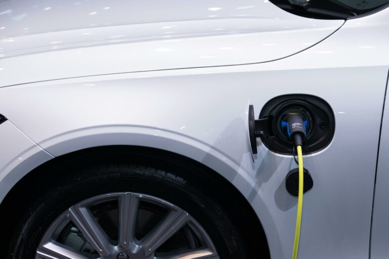 Ein Elektroauto ist an einer Ladestation angeschlossen.