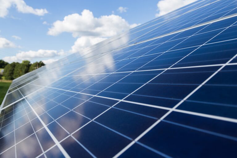 Solaranlagen an einem sonnigen Tag. Erneuerbare Energiequelle für umweltfreundliche Stromerzeugung.